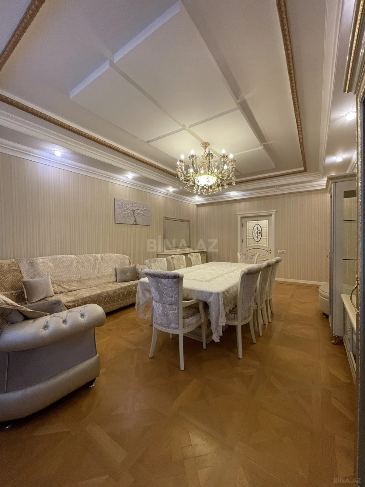 Satılır 4 otaqlı mənzil 182 m²