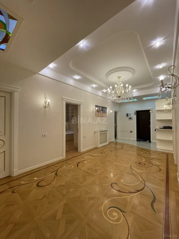 Satılır 4 otaqlı mənzil 182 m²