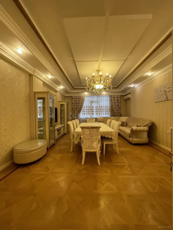 Satılır 4 otaqlı mənzil 182 m²