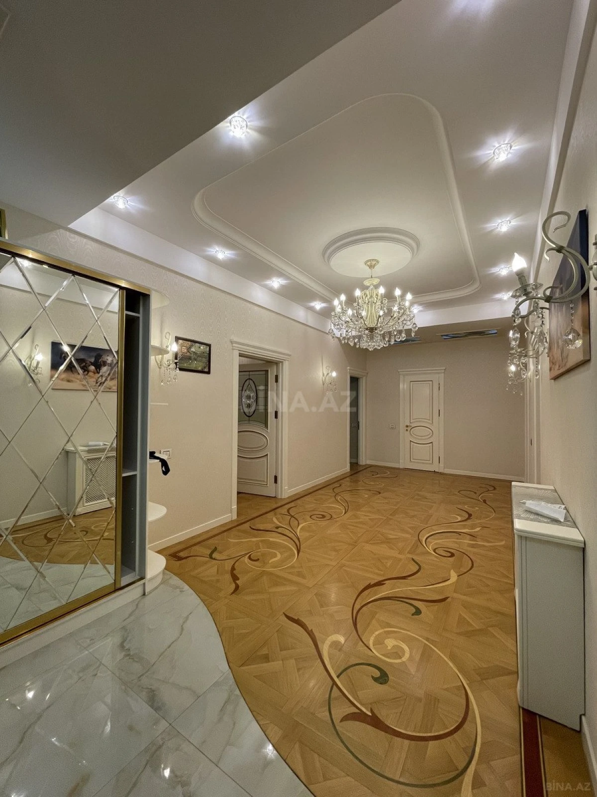 Satılır 4 otaqlı mənzil 182 m²