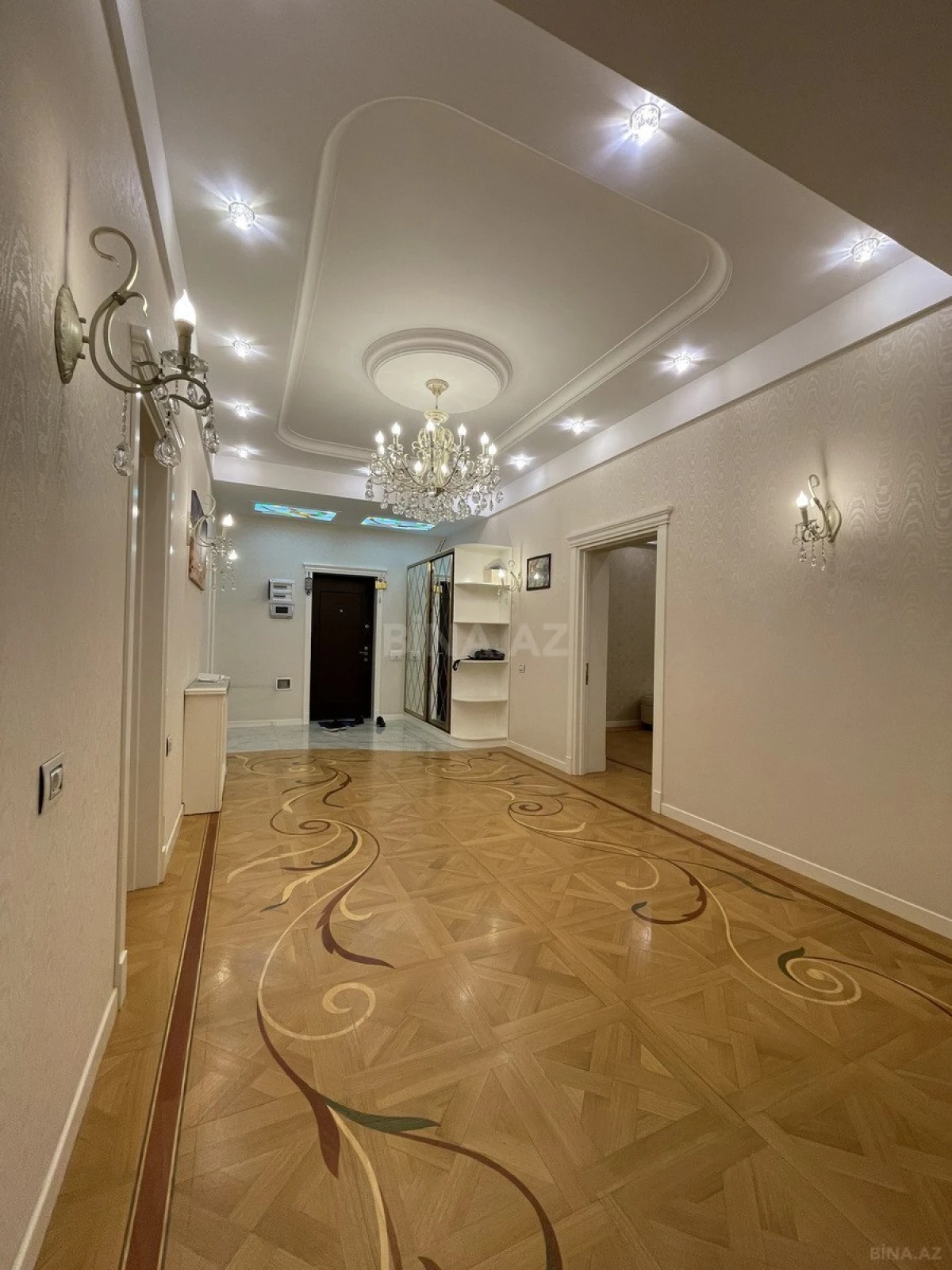 Satılır 4 otaqlı mənzil 182 m²
