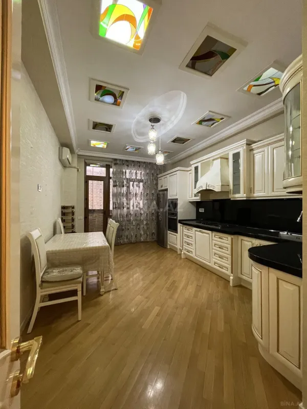 Satılır 4 otaqlı mənzil 182 m²