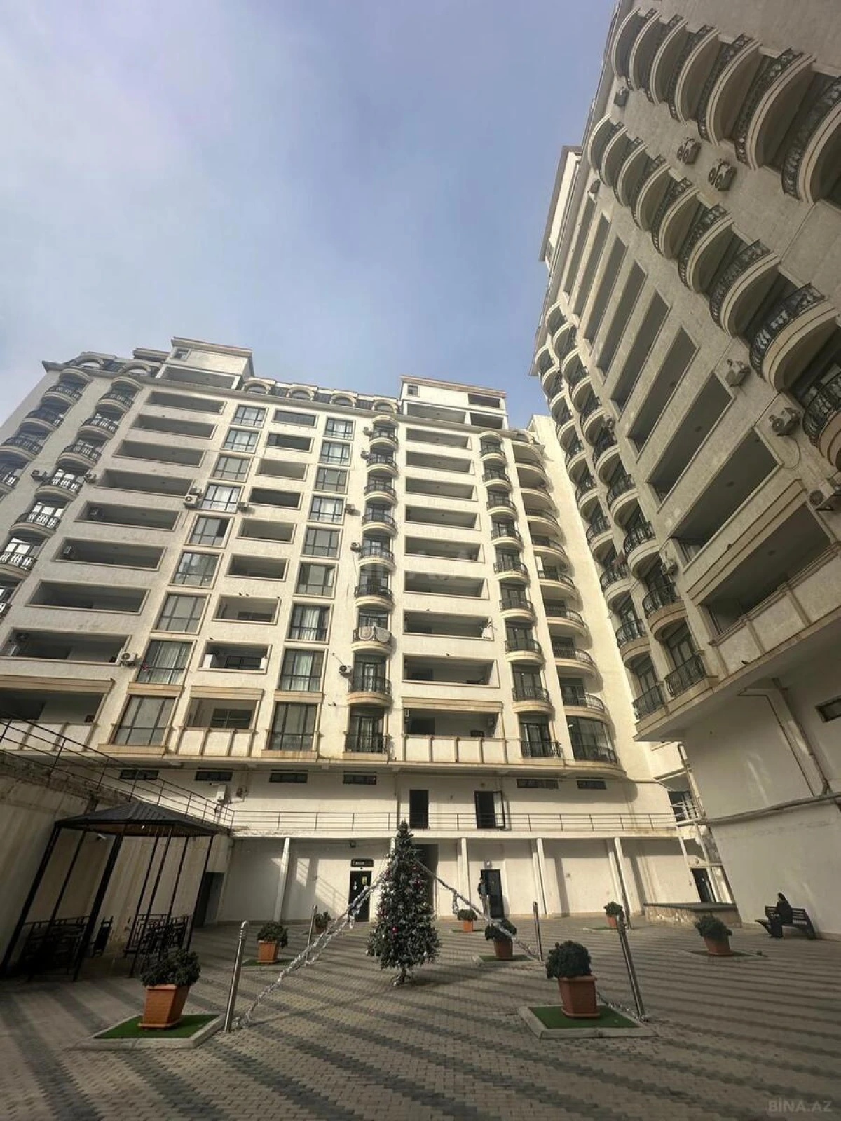 Satılır 3 otaqlı mənzil 126 m²