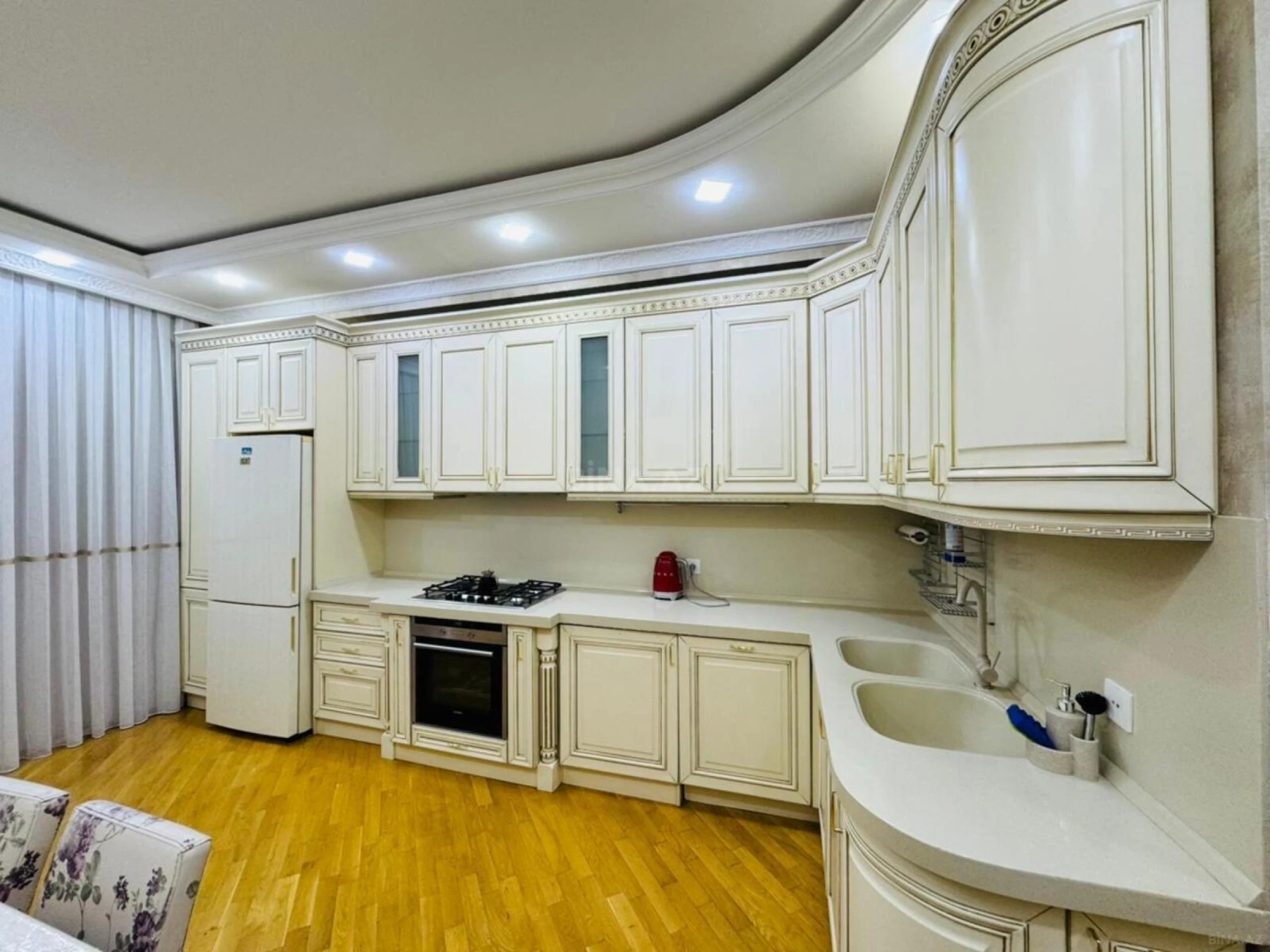 Satılır 3 otaqlı mənzil 145 m²