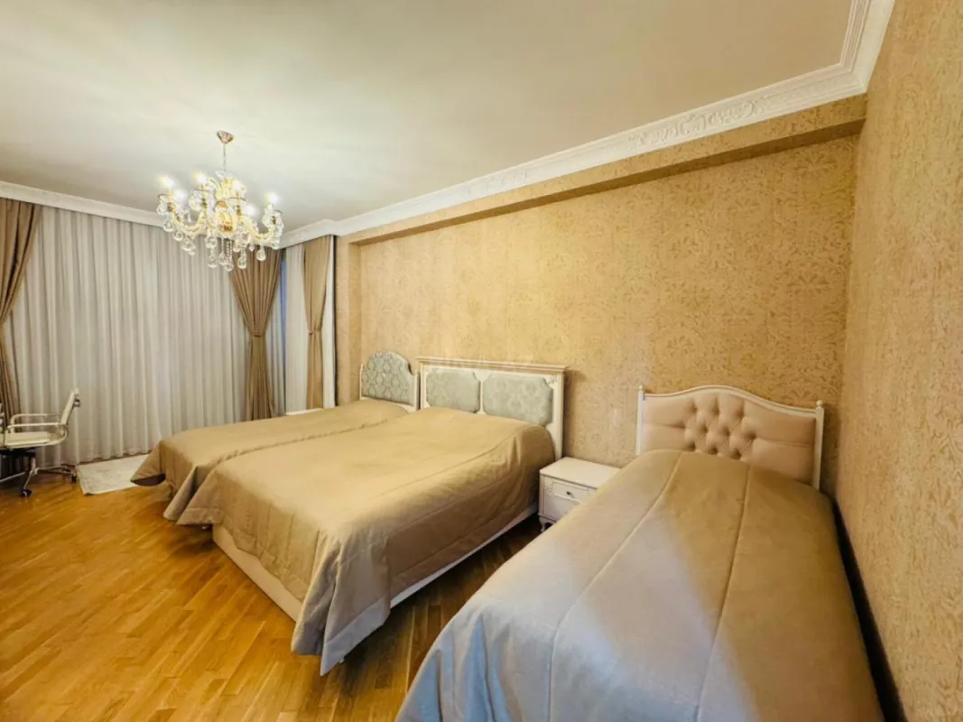 Satılır 3 otaqlı mənzil 145 m²