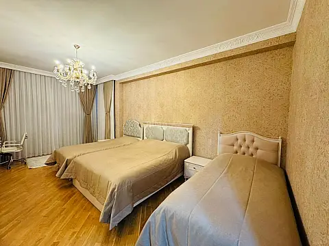 Satılır 3 otaqlı mənzil 145 m²