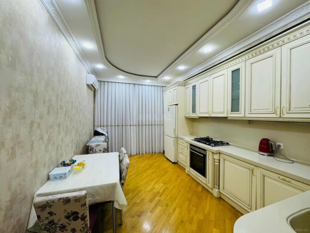 Satılır 3 otaqlı mənzil 145 m²