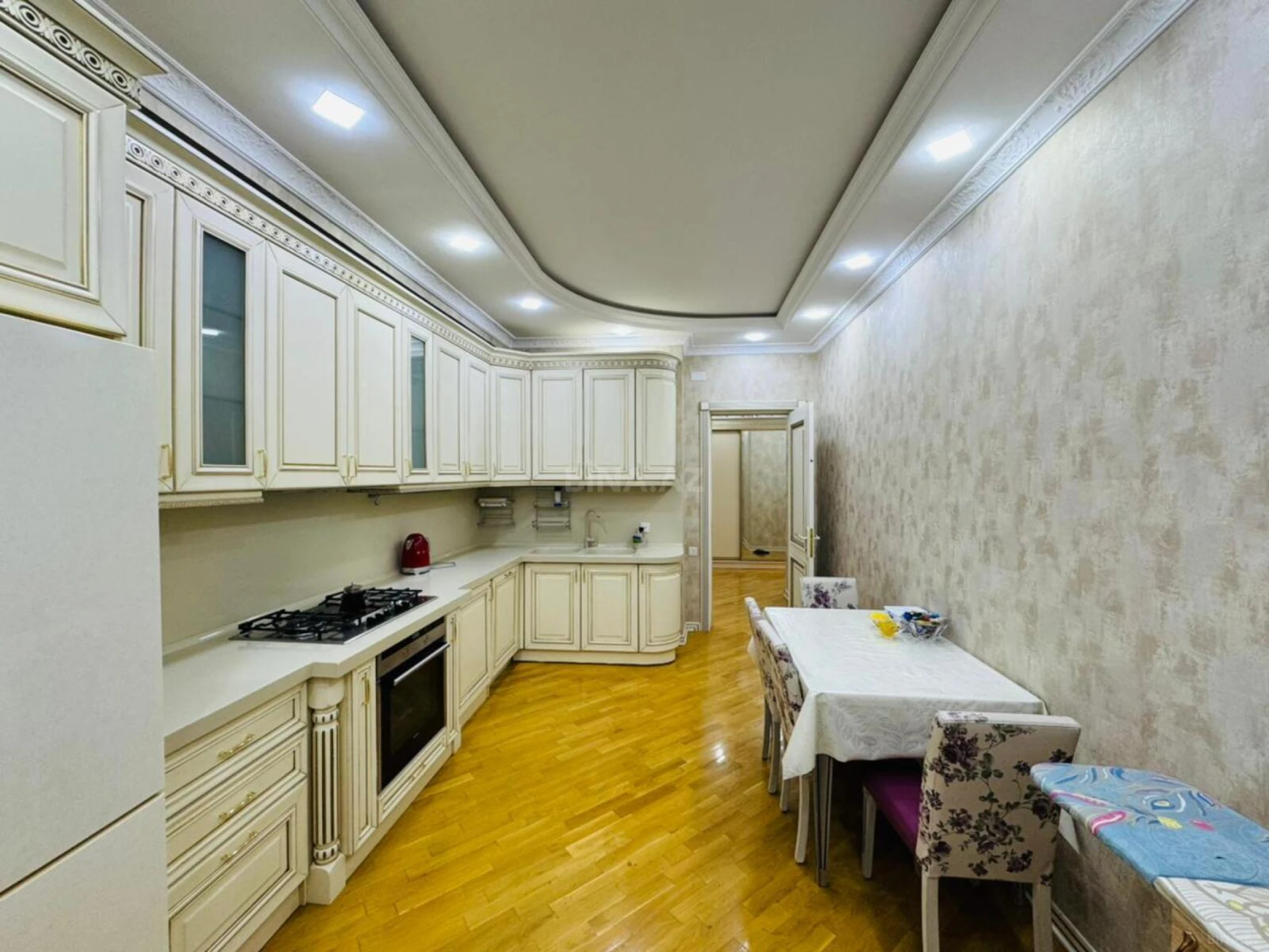 Satılır 3 otaqlı mənzil 145 m²