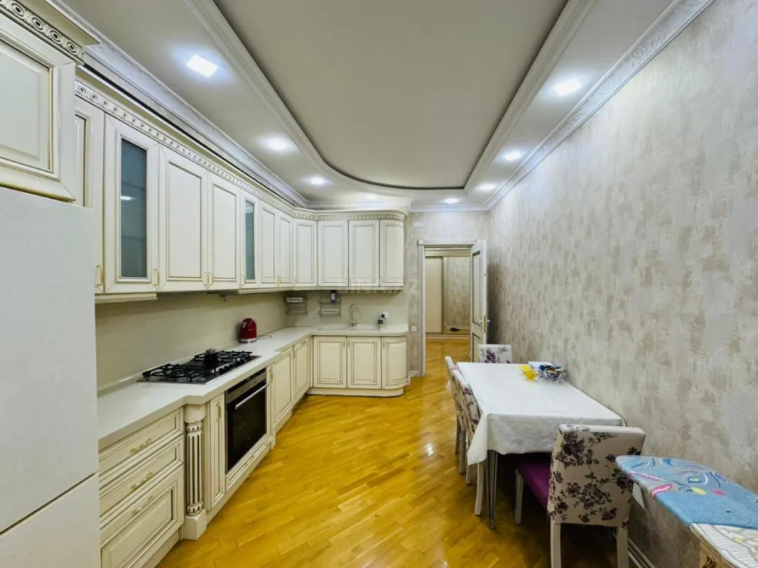Satılır 3 otaqlı mənzil 145 m²