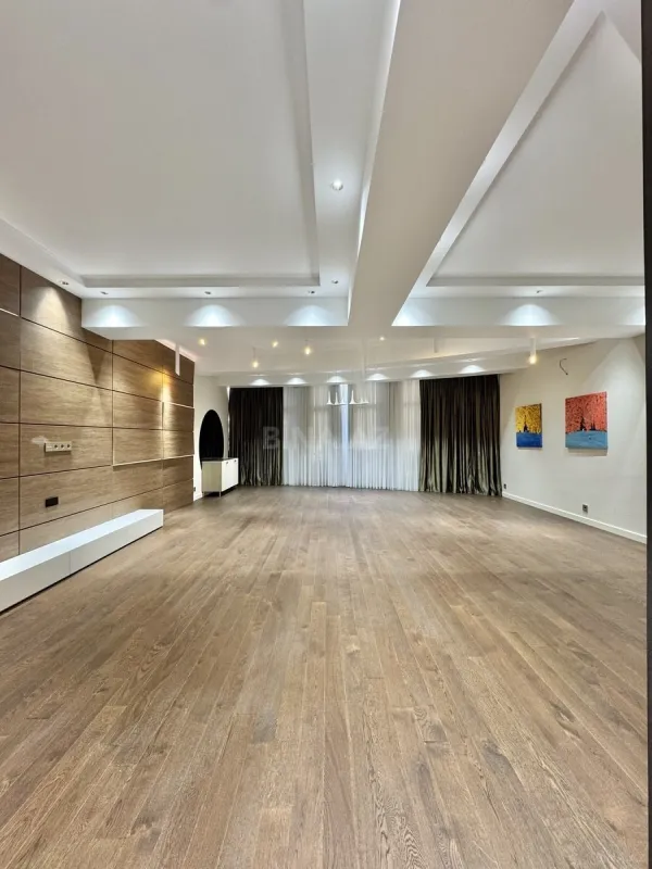 Satılır 5 otaqlı mənzil 285 m²
