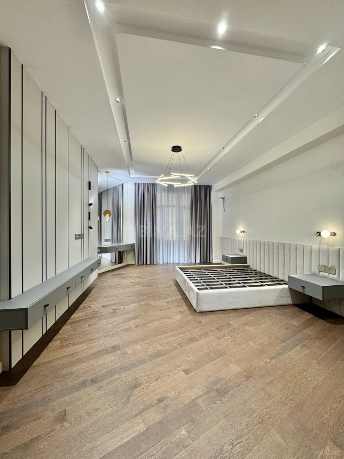 Satılır 5 otaqlı mənzil 285 m²