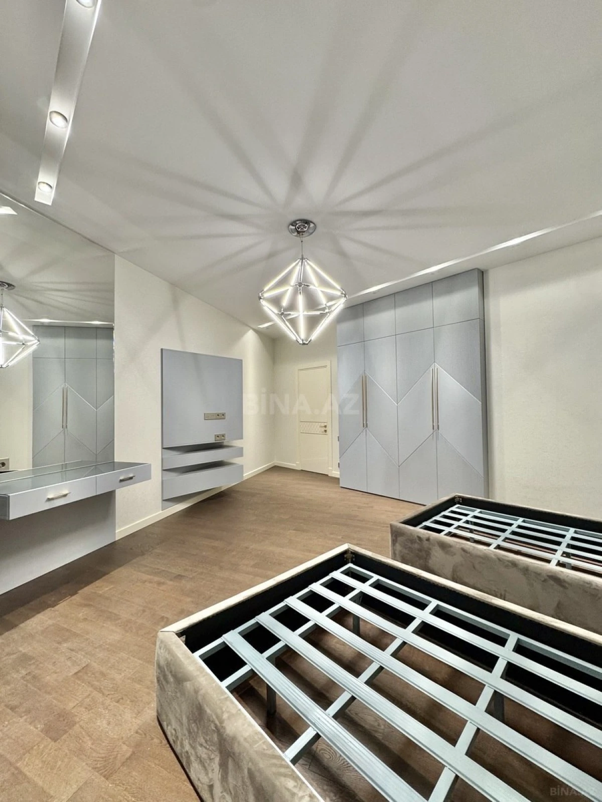 Satılır 5 otaqlı mənzil 285 m²