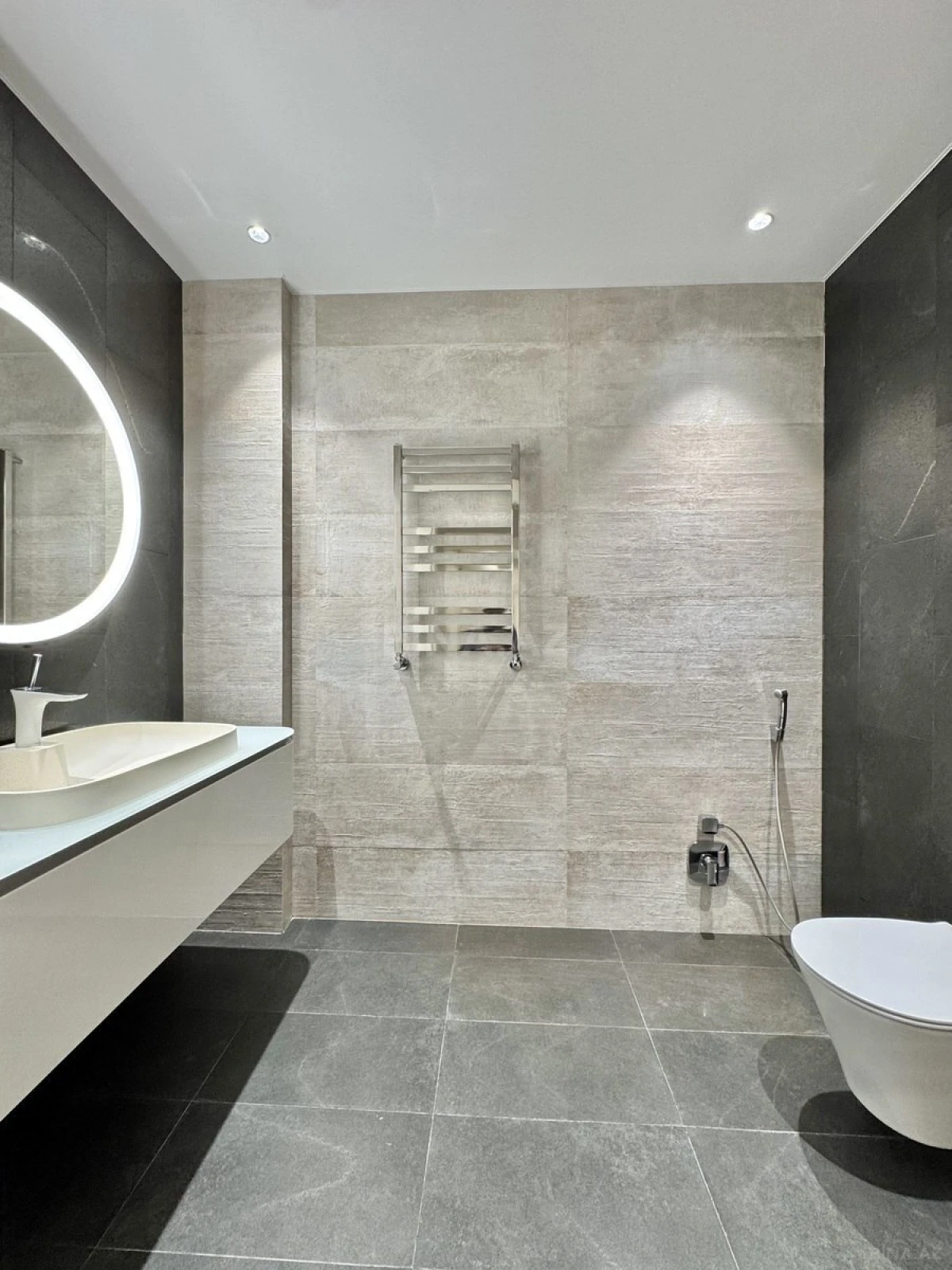 Satılır 5 otaqlı mənzil 285 m²