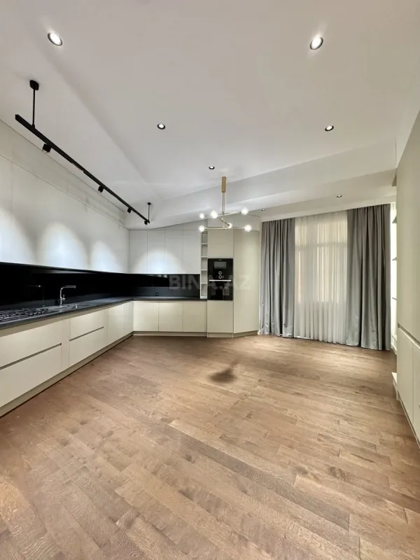 Satılır 5 otaqlı mənzil 285 m²