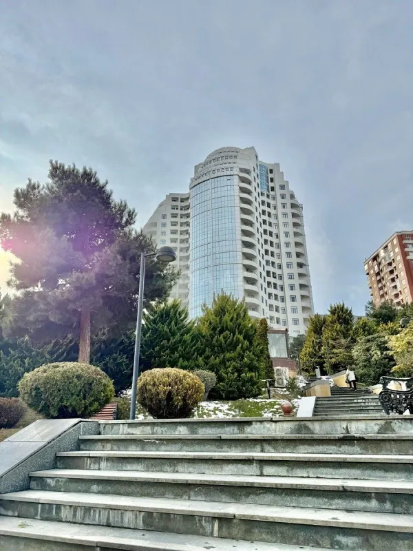 Satılır 5 otaqlı mənzil 285 m²