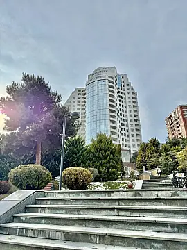 Satılır 5 otaqlı mənzil 285 m²