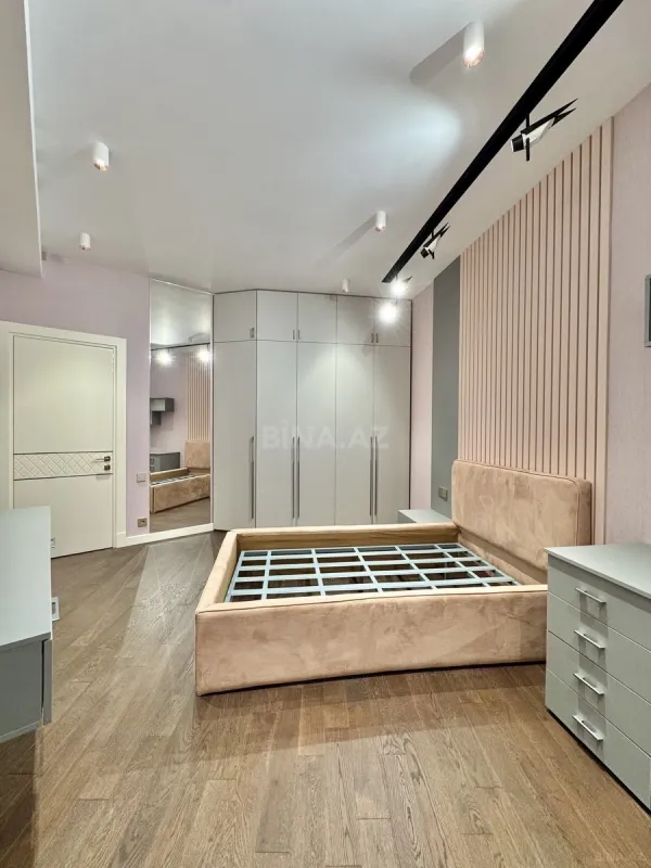 Satılır 5 otaqlı mənzil 285 m²