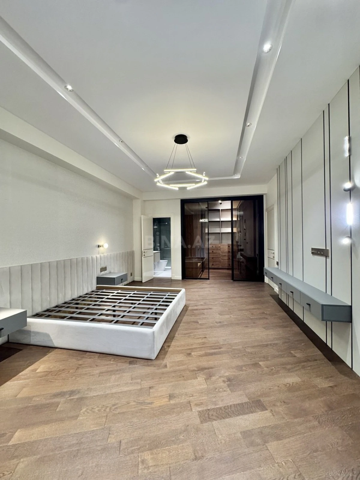 Satılır 5 otaqlı mənzil 285 m²