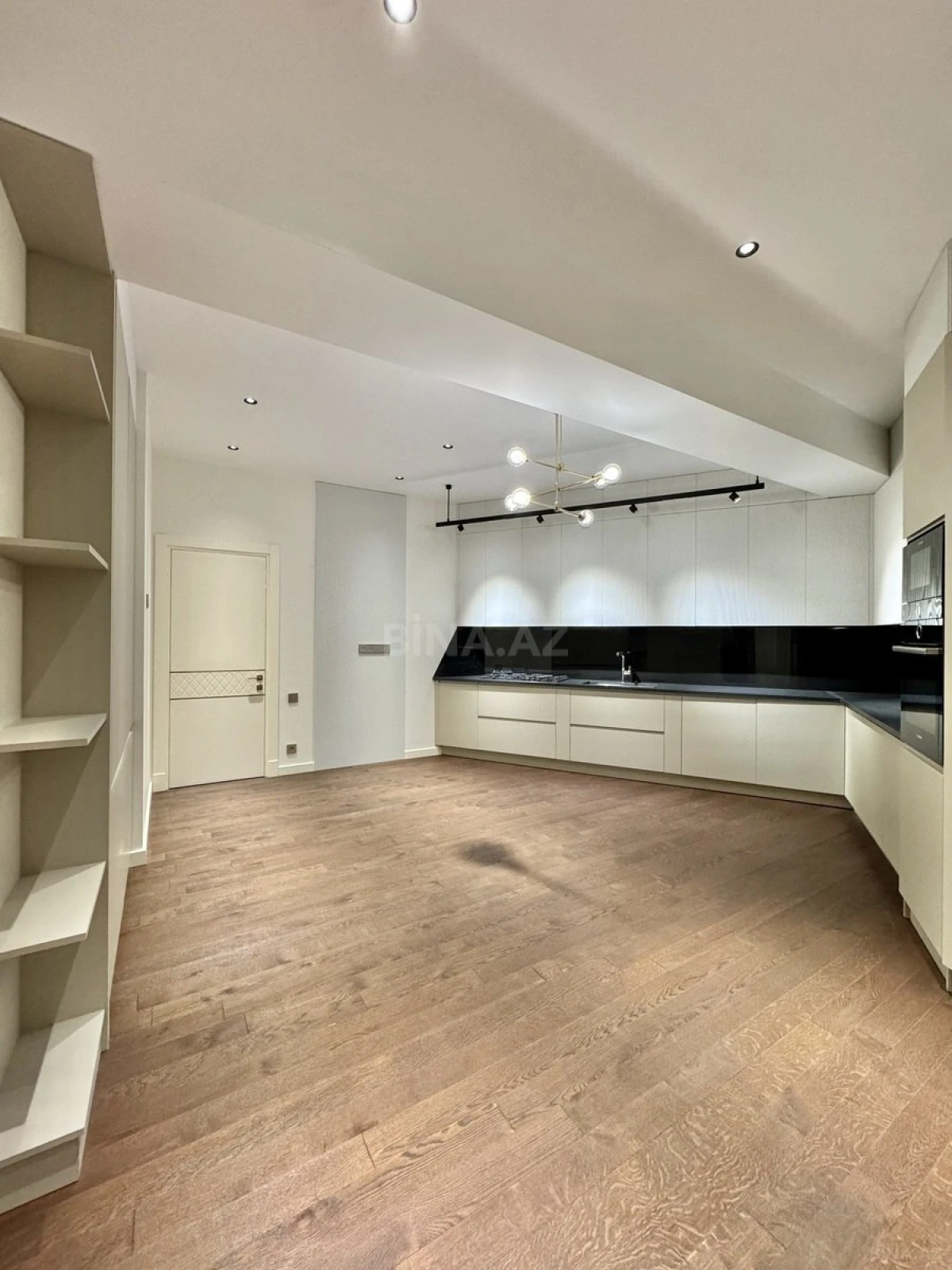 Satılır 5 otaqlı mənzil 285 m²