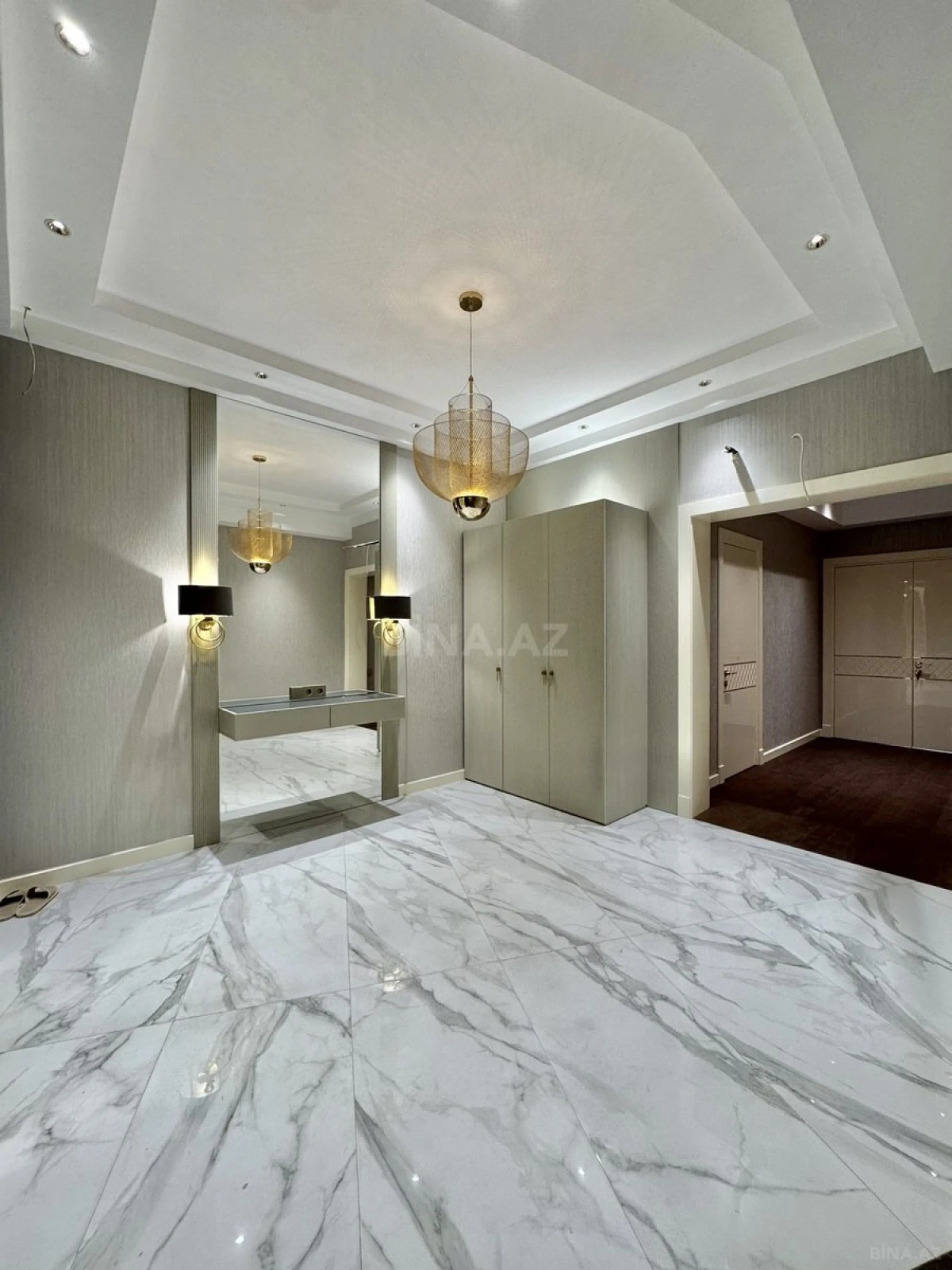 Satılır 5 otaqlı mənzil 285 m²