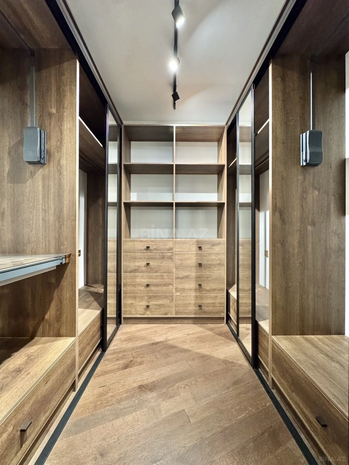 Satılır 5 otaqlı mənzil 285 m²