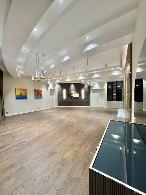 Satılır 5 otaqlı mənzil 285 m²