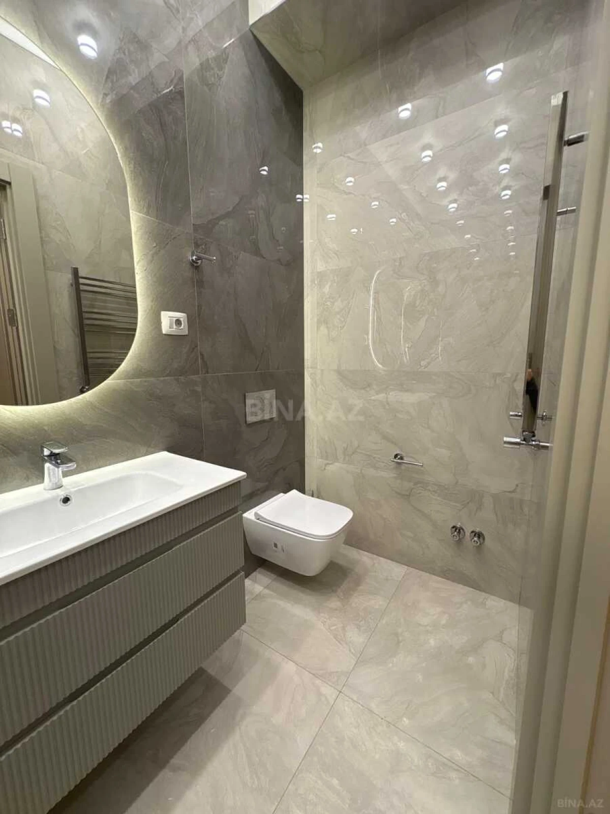 Satılır 4 otaqlı mənzil 120 m²