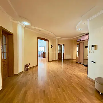 Satılır 4 otaqlı mənzil 200 m²