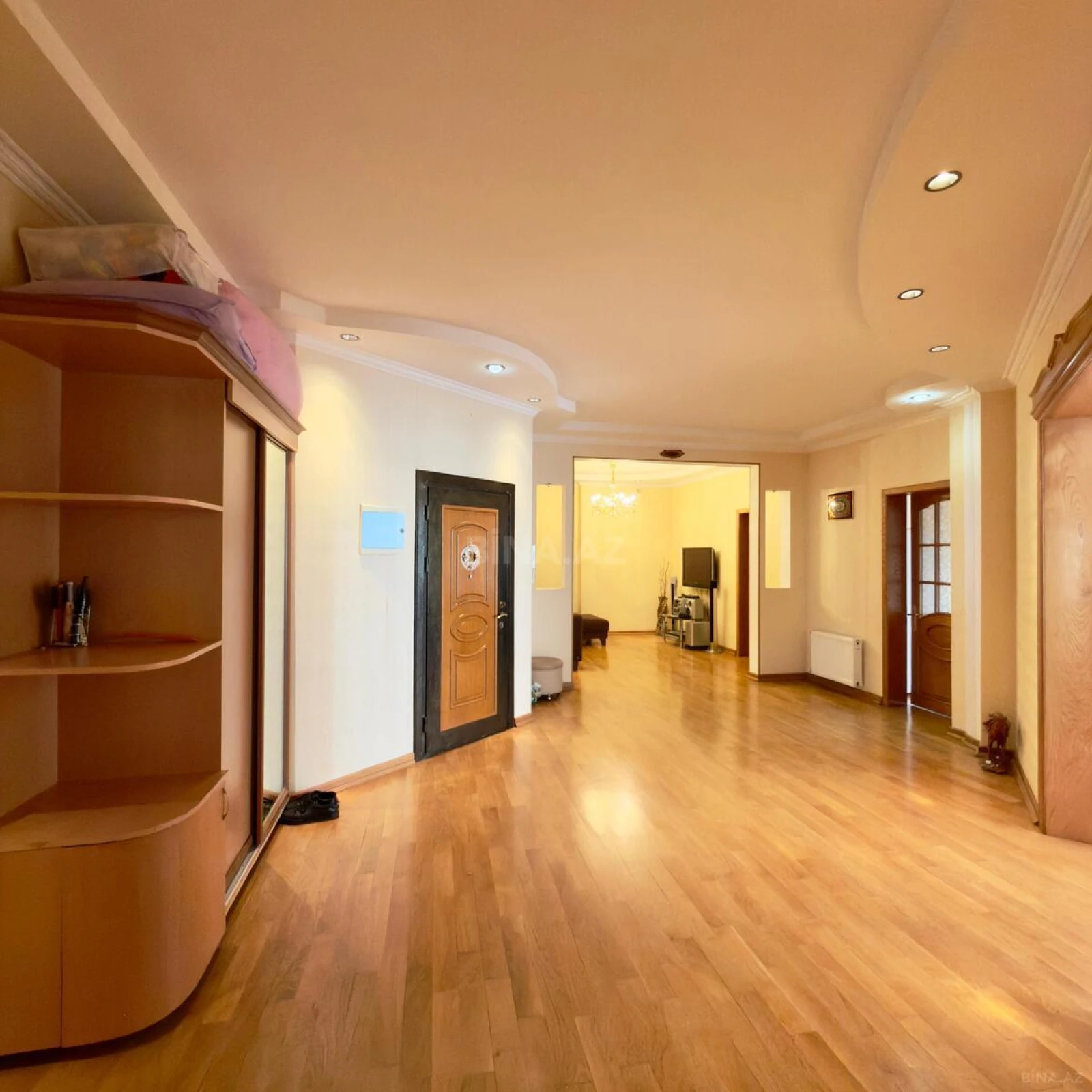 Satılır 4 otaqlı mənzil 200 m²