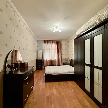 Satılır 4 otaqlı mənzil 200 m²