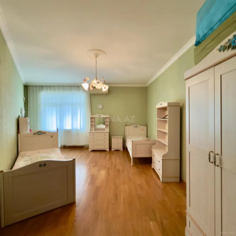 Satılır 4 otaqlı mənzil 200 m²