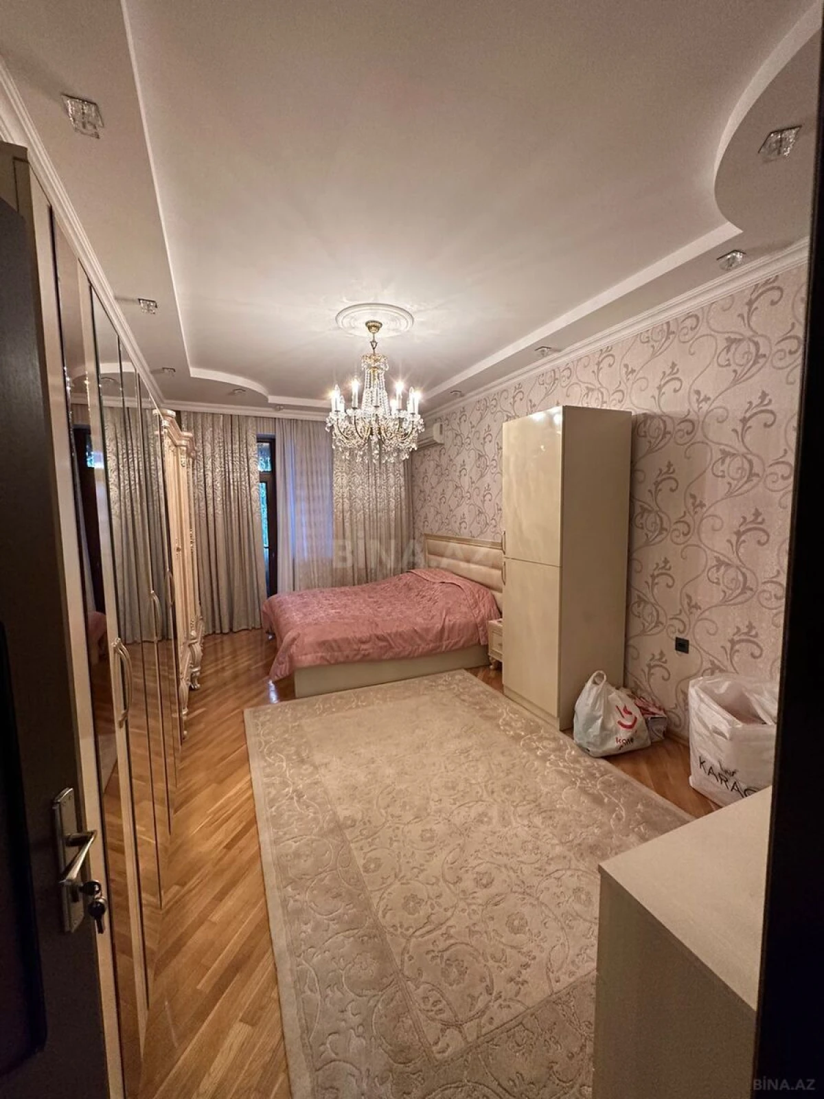 Satılır 4 otaqlı mənzil 163 m²