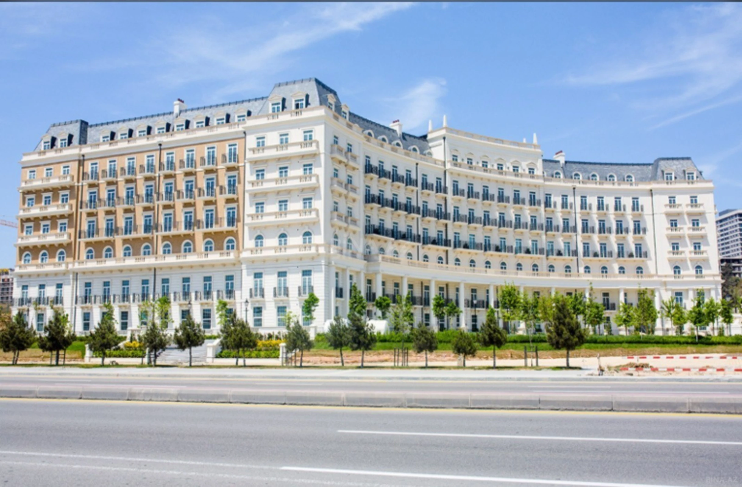 Satılır 4 otaqlı mənzil 135.7 m²