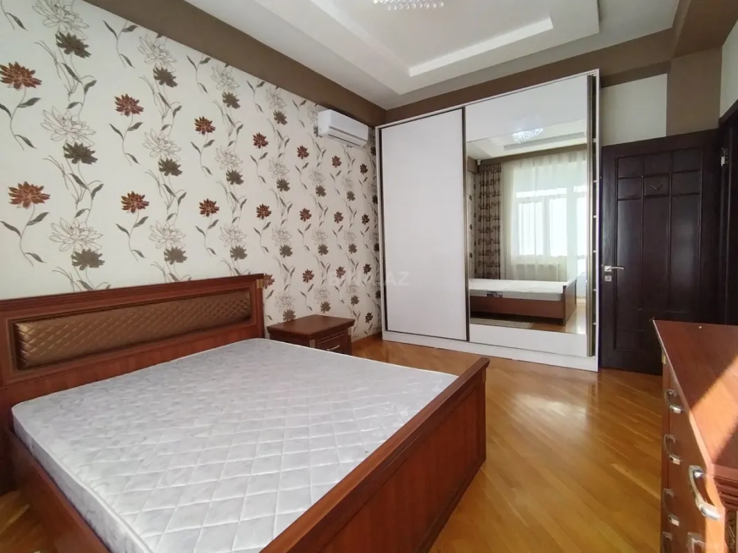 Satılır 3 otaqlı mənzil 118 m²