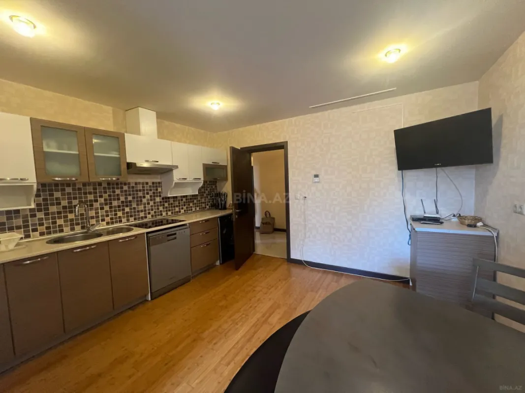 Kirayə verilir 4 otaqlı mənzil 200 m²