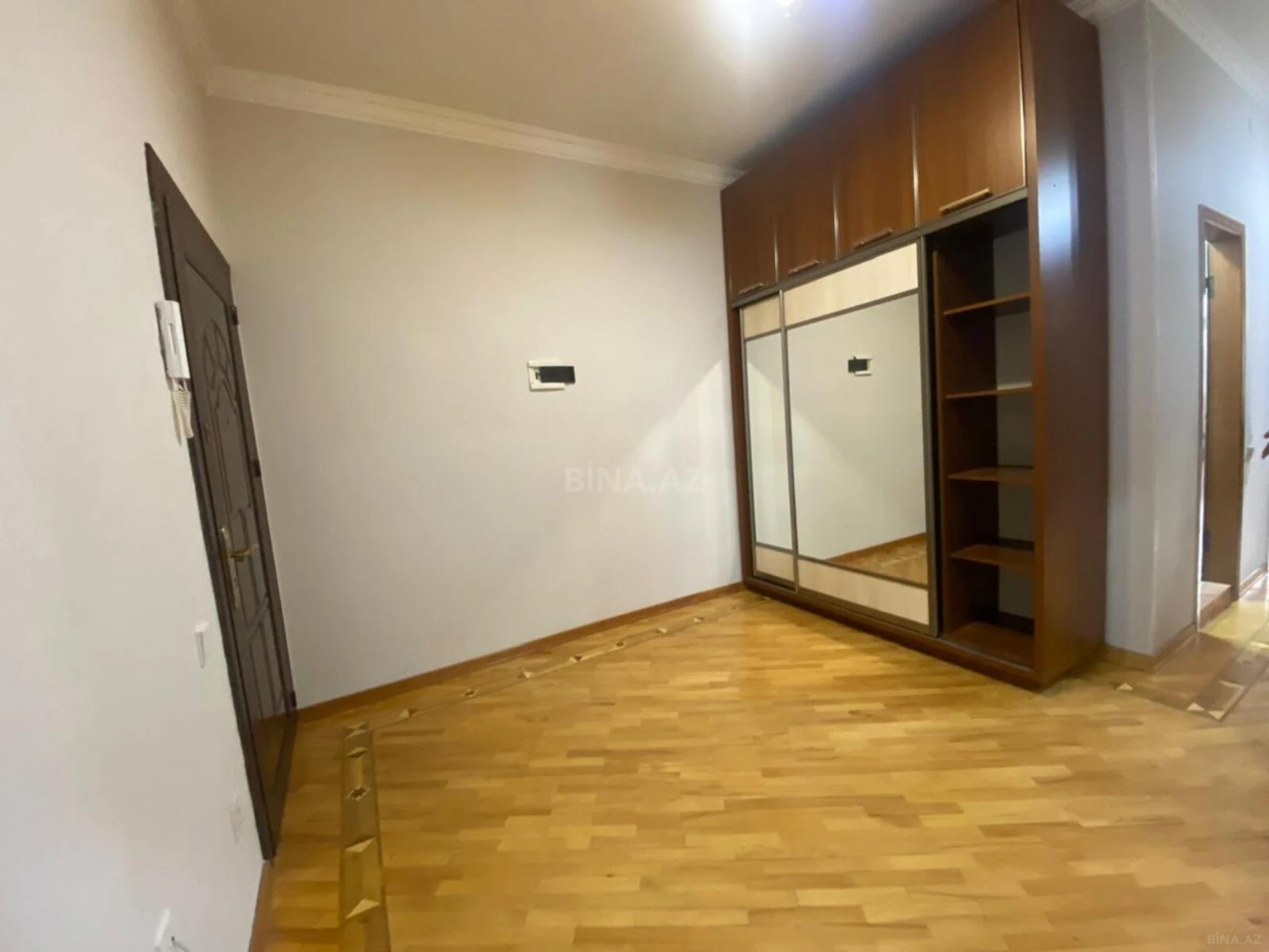Satılır 3 otaqlı mənzil 130 m²