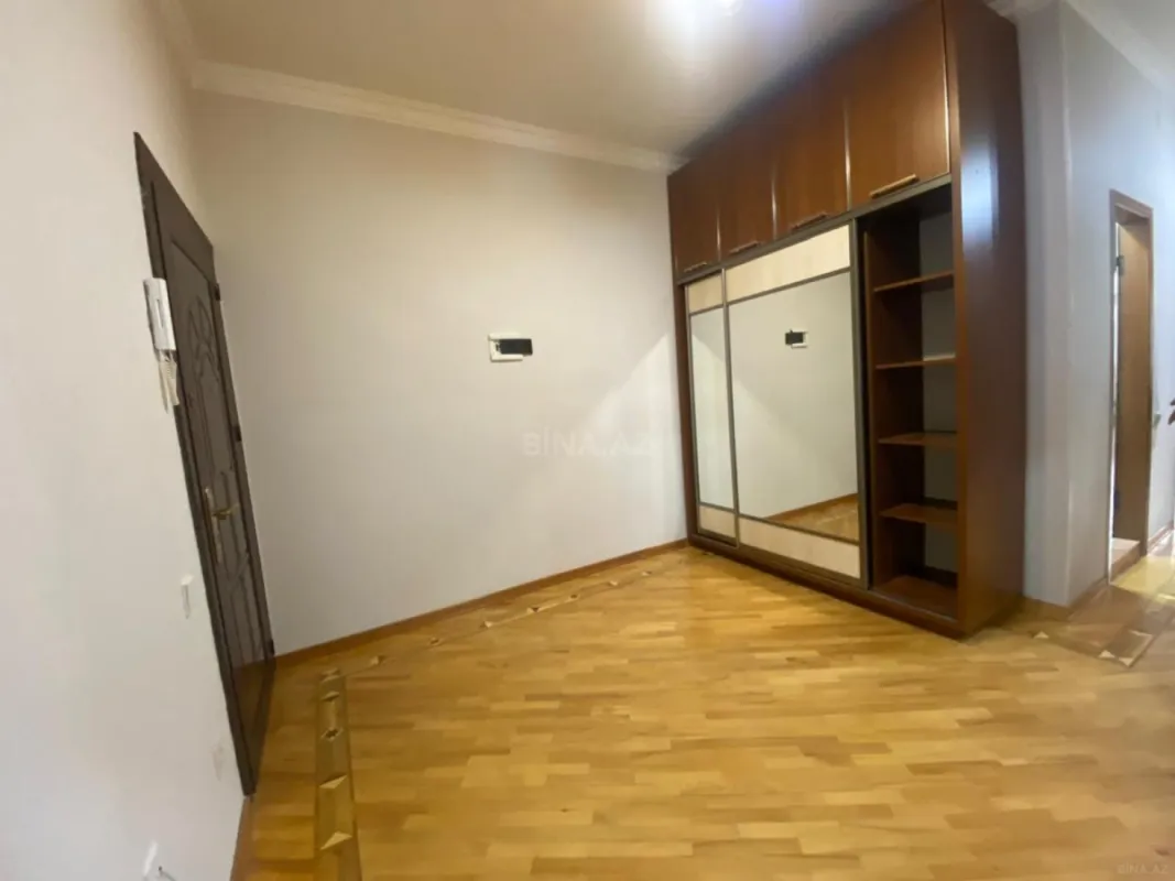 Satılır 3 otaqlı mənzil 130 m²