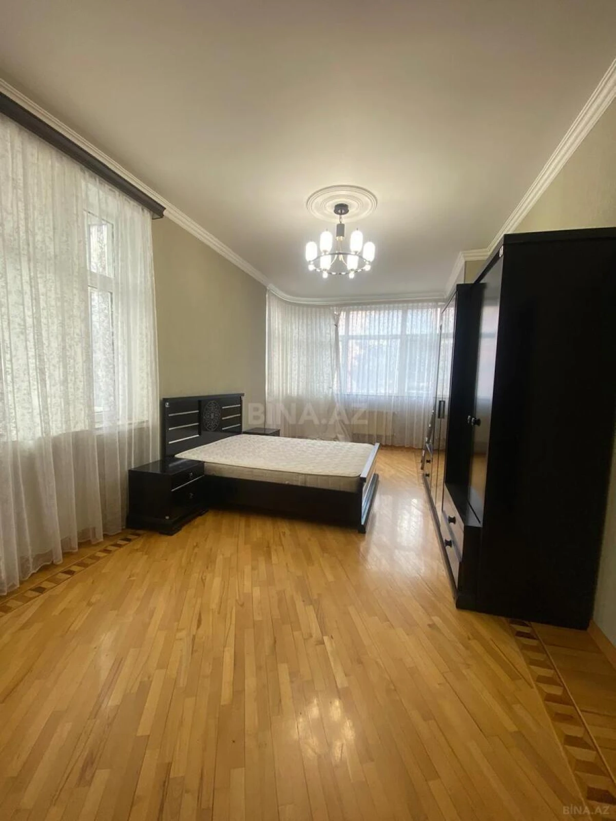 Satılır 3 otaqlı mənzil 130 m²