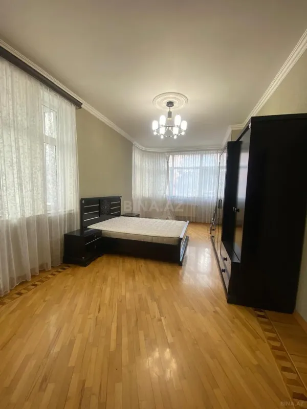 Satılır 3 otaqlı mənzil 130 m²