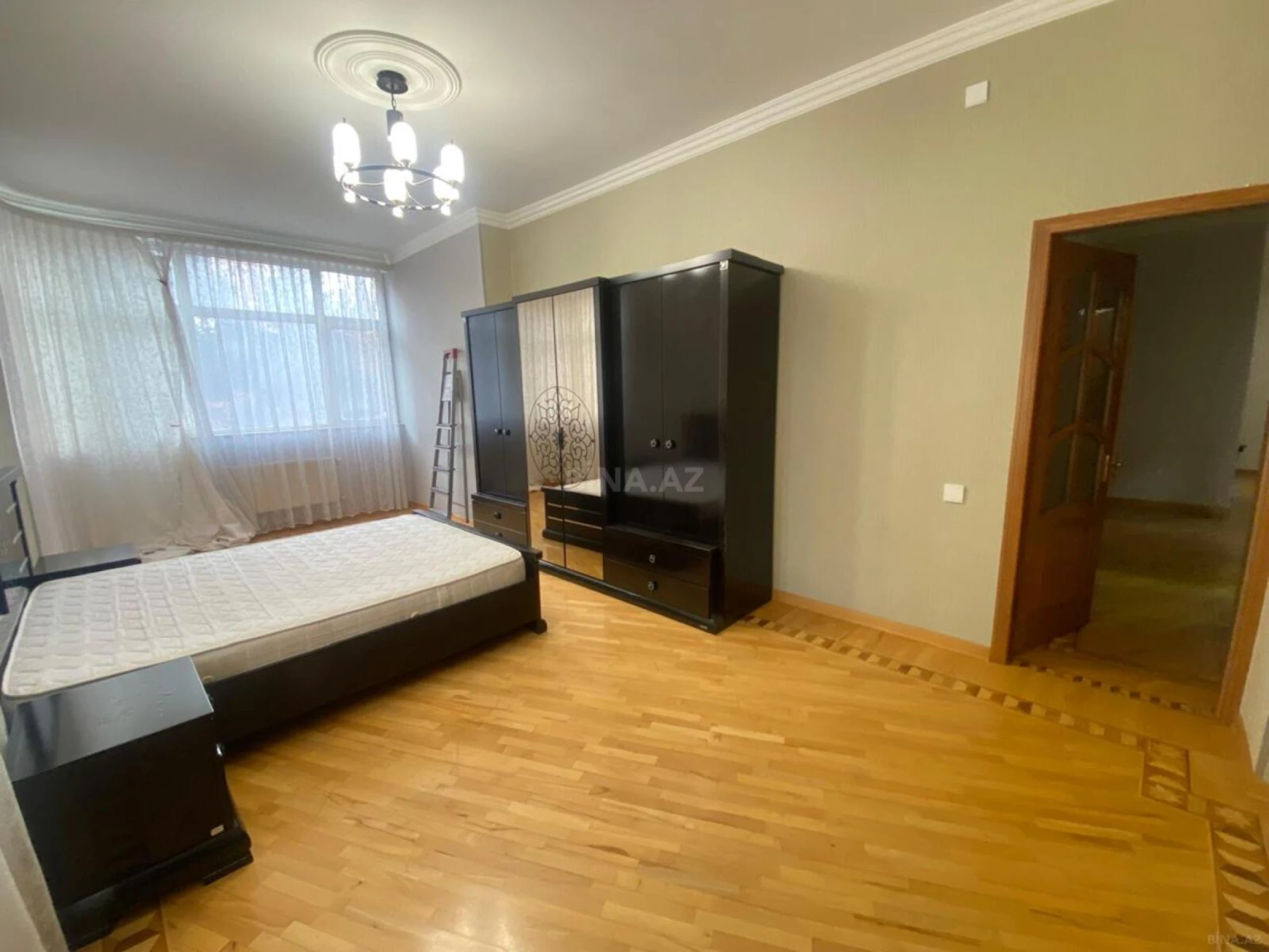 Satılır 3 otaqlı mənzil 130 m²