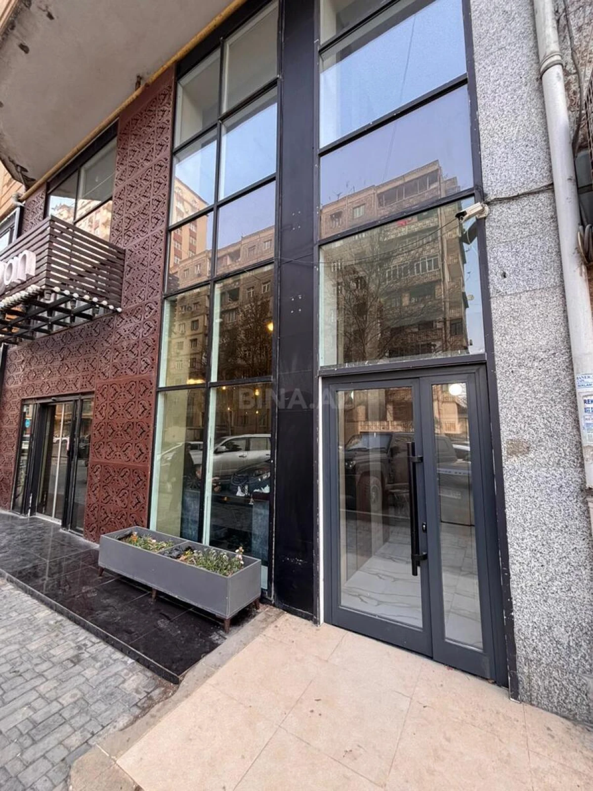 Satılır obyekt 330 m²