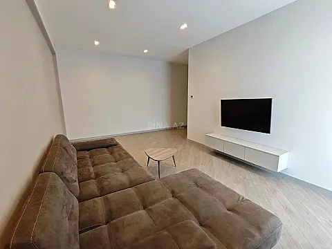 Satılır 4 otaqlı mənzil 135 m²