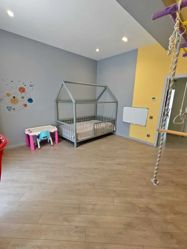 Satılır 4 otaqlı mənzil 135 m²