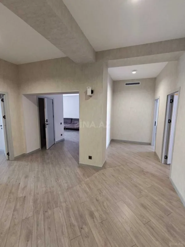 Satılır 4 otaqlı mənzil 135 m²