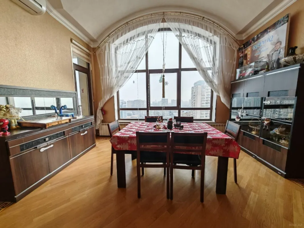 Satılır 5 otaqlı mənzil 205 m²