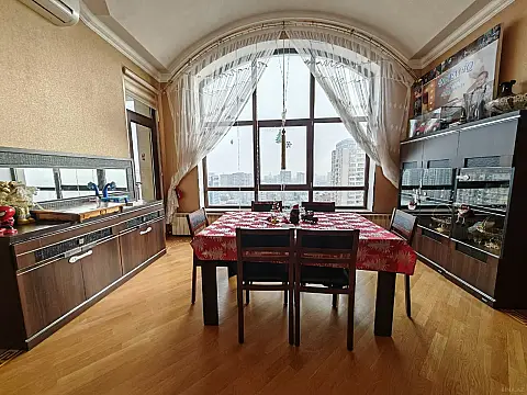 Satılır 5 otaqlı mənzil 205 m²