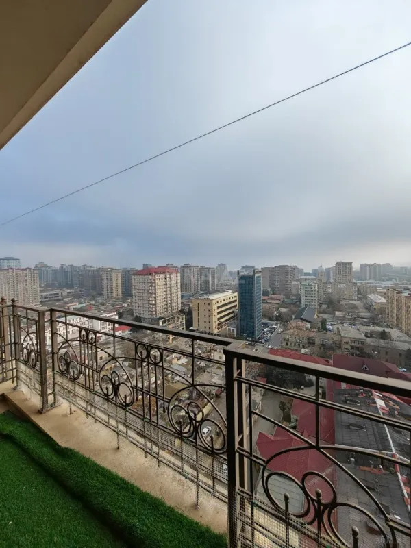Satılır 5 otaqlı mənzil 205 m²