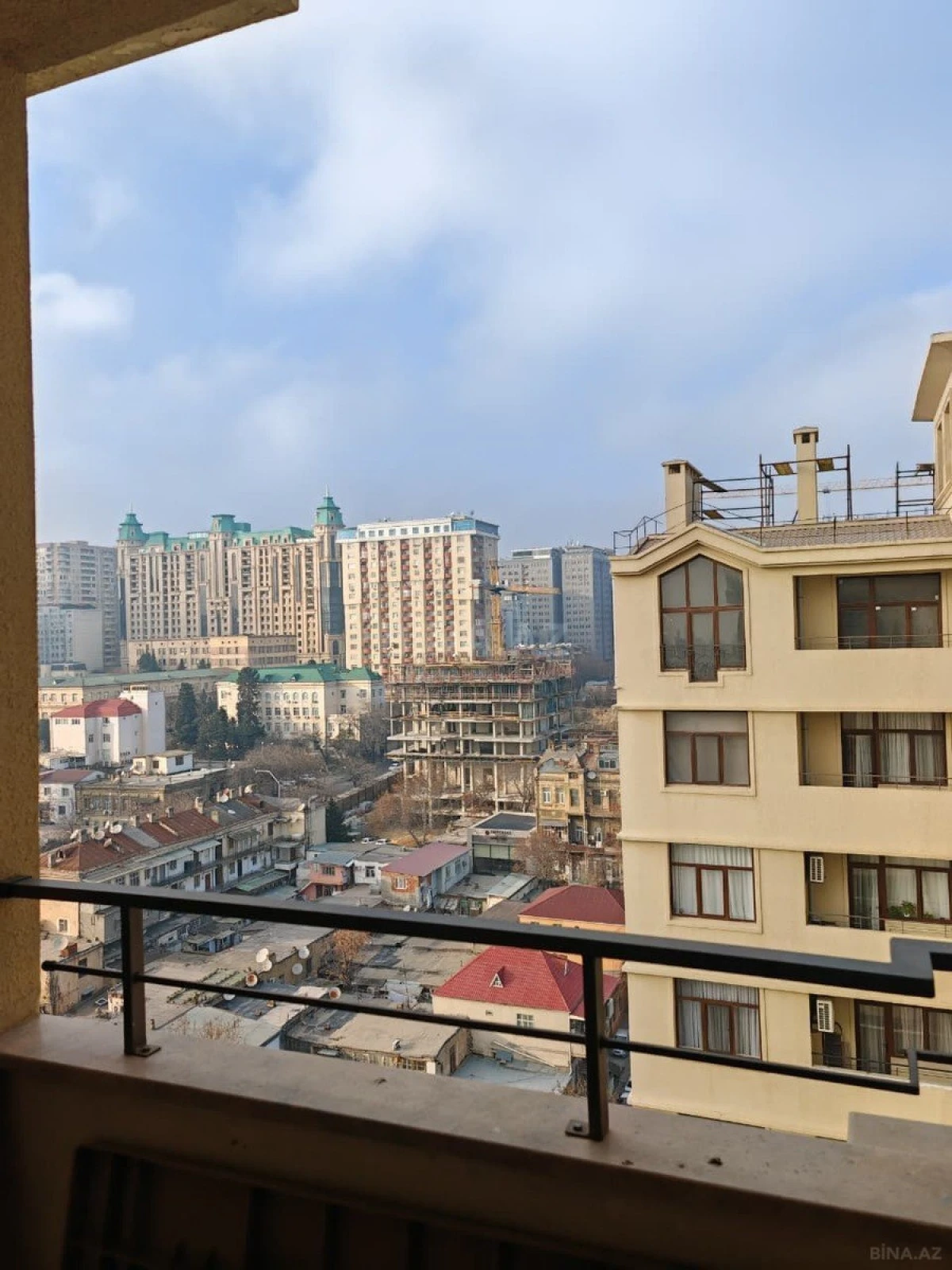 Satılır 5 otaqlı mənzil 205 m²