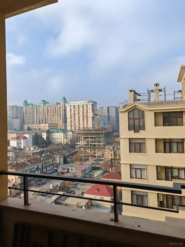 Satılır 5 otaqlı mənzil 205 m²