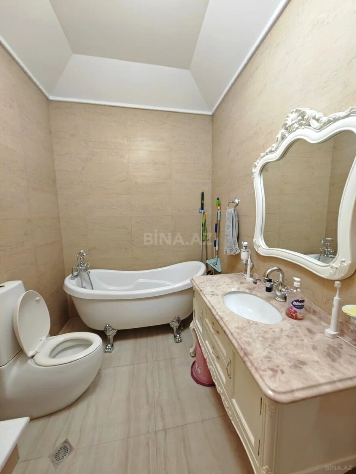 Satılır 5 otaqlı mənzil 205 m²